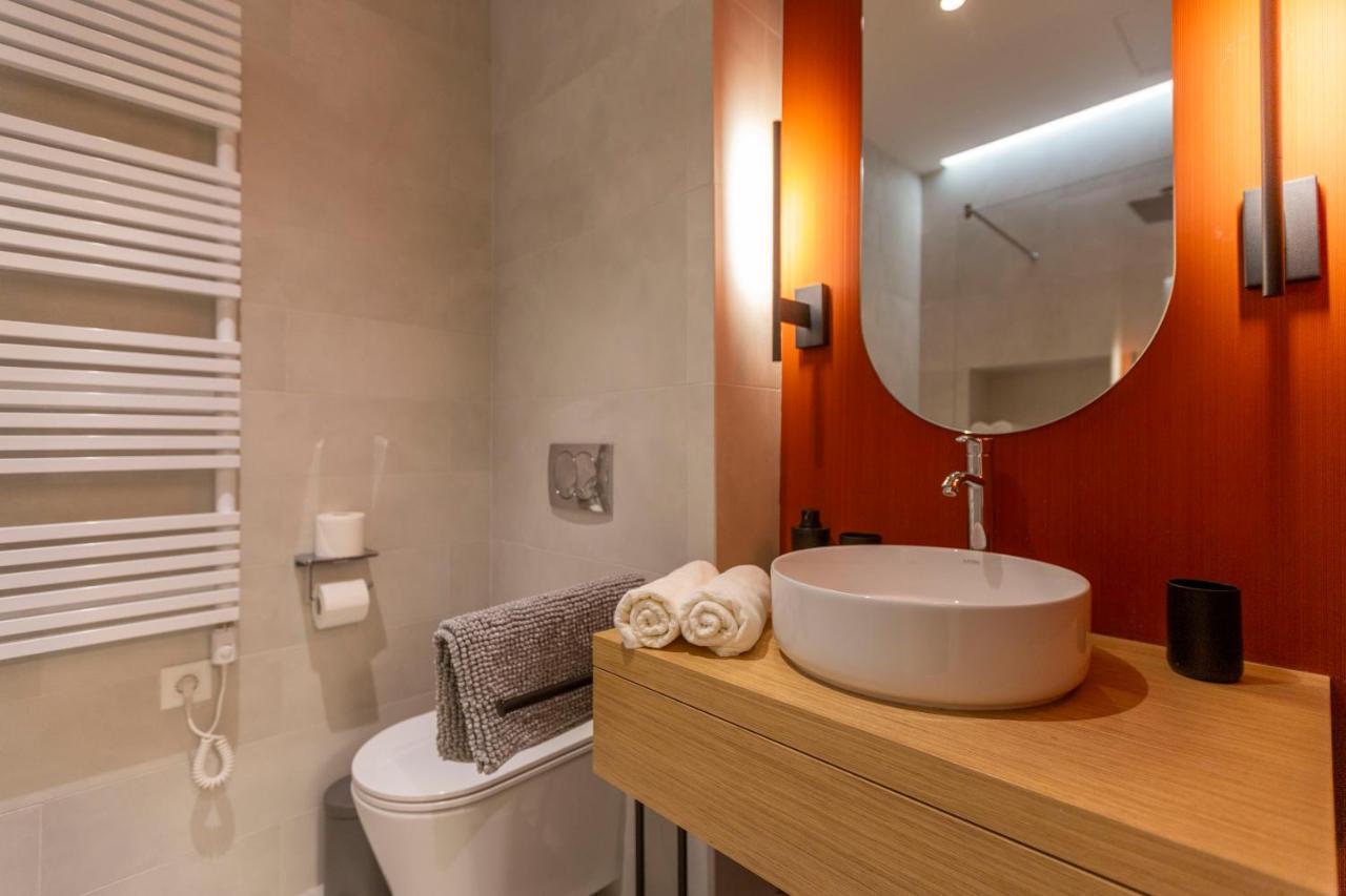 Luxurious Minimalist Residence With Sauna By Prestige Homes Budapest Luaran gambar