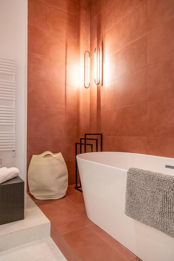 Luxurious Minimalist Residence With Sauna By Prestige Homes Budapest Luaran gambar