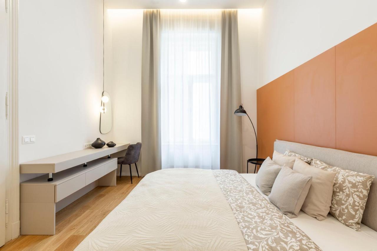 Luxurious Minimalist Residence With Sauna By Prestige Homes Budapest Luaran gambar