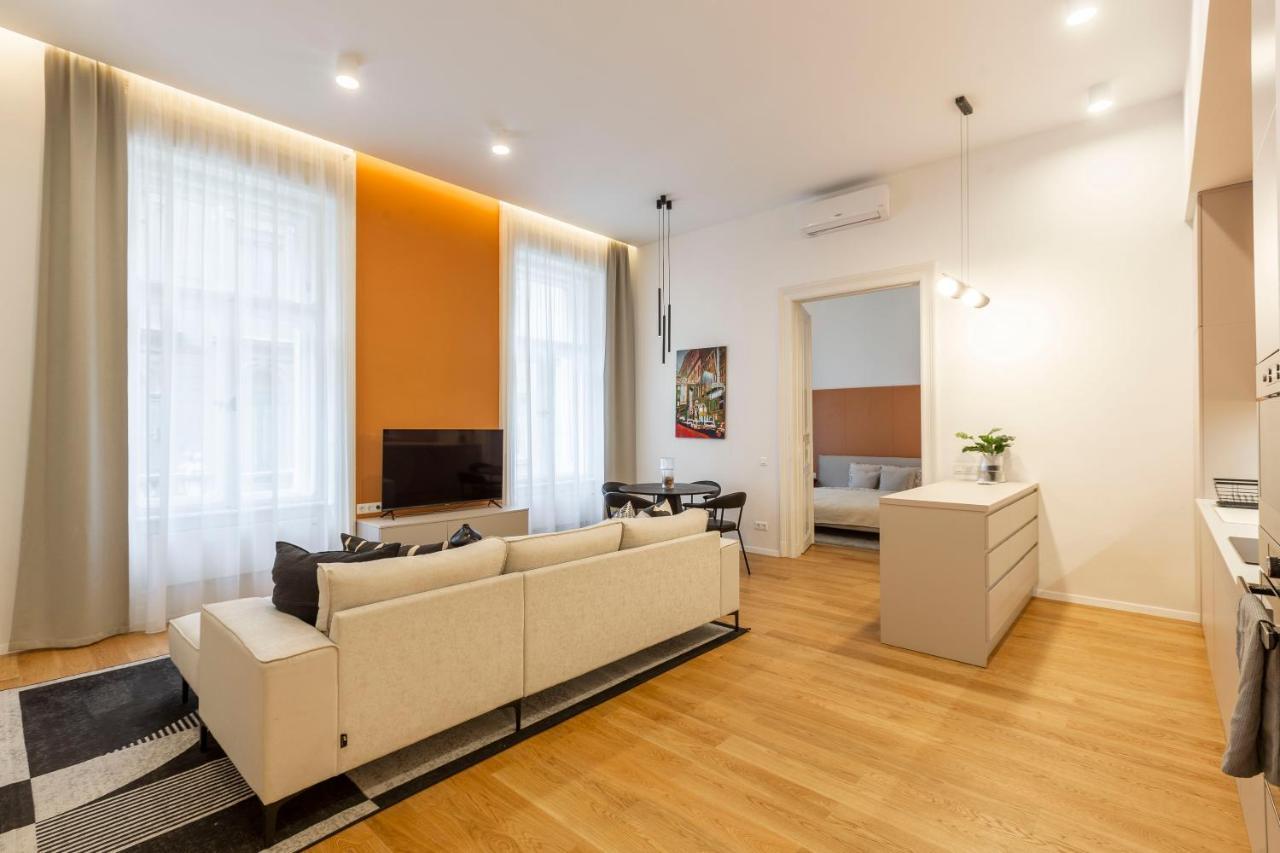 Luxurious Minimalist Residence With Sauna By Prestige Homes Budapest Luaran gambar