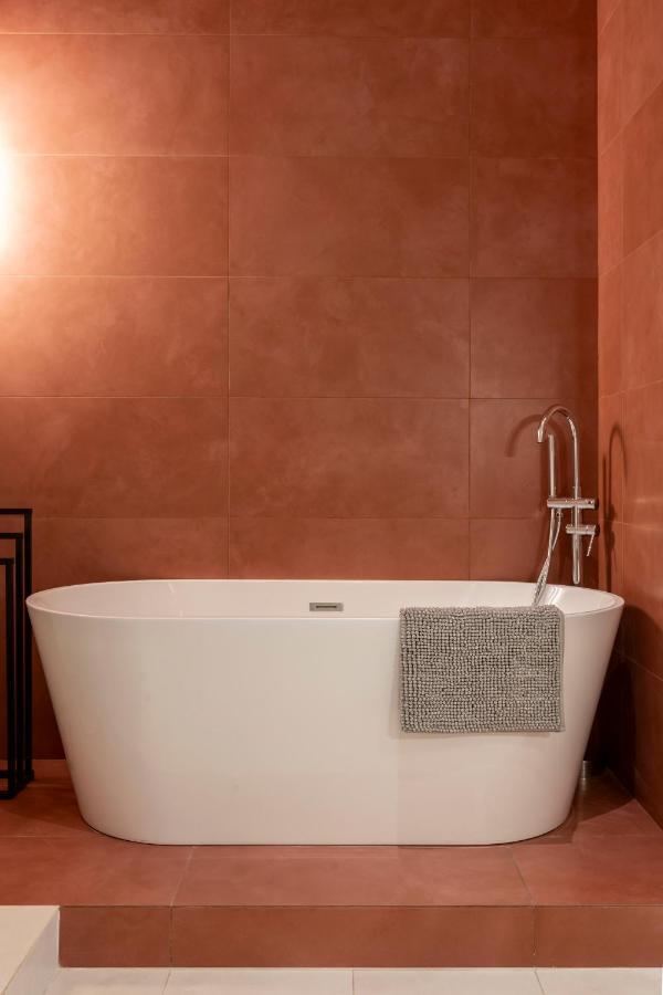 Luxurious Minimalist Residence With Sauna By Prestige Homes Budapest Luaran gambar
