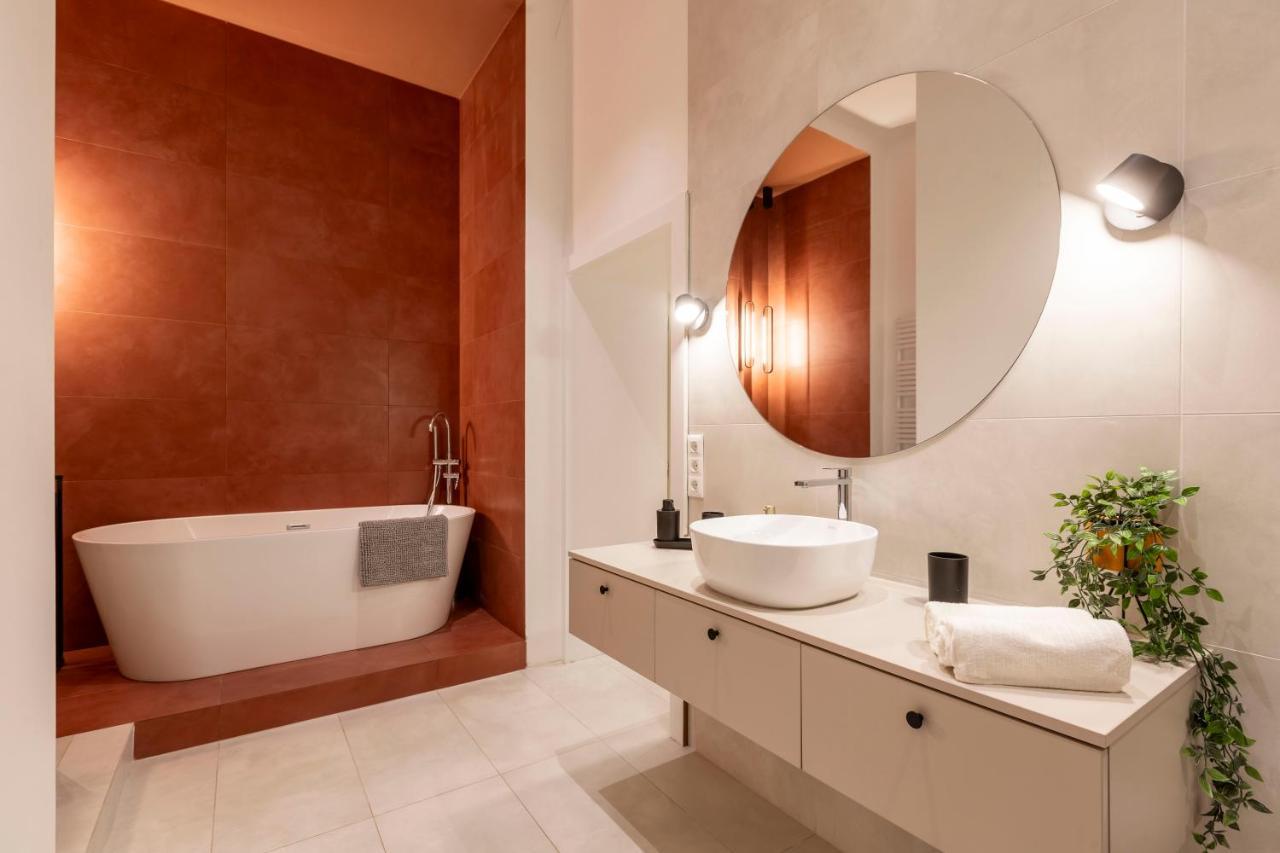 Luxurious Minimalist Residence With Sauna By Prestige Homes Budapest Luaran gambar
